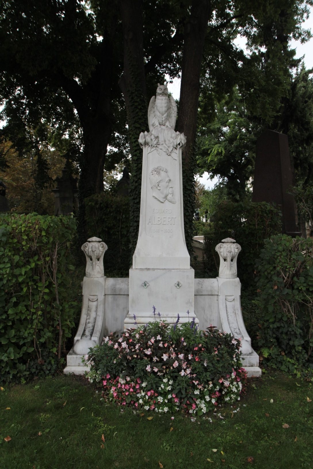 Eduard%20Albert%27s%20tomb%2C%20Vienna%20-%2002.JPG